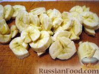 Фото приготовления рецепта: Салат из тунца с рисом, помидорами и бананами - шаг №5