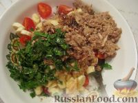 Фото приготовления рецепта: Салат из тунца с рисом, помидорами и бананами - шаг №7