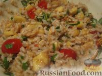 Фото приготовления рецепта: Салат из тунца с рисом, помидорами и бананами - шаг №9