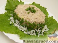 Фото к рецепту: Салат из рыбных консервов с яйцами и рисом