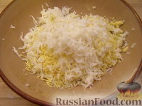 Фото приготовления рецепта: Салат из рыбных консервов с яйцами и рисом - шаг №2