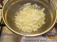 Фото приготовления рецепта: Салат из рыбных консервов с яйцами и рисом - шаг №4