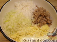 Фото приготовления рецепта: Салат из рыбных консервов с яйцами и рисом - шаг №6