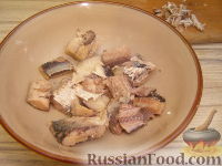 Фото приготовления рецепта: Салат из рыбных консервов с яйцами и рисом - шаг №5