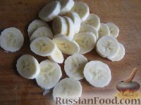 Фото приготовления рецепта: Бананово-малиновый смузи - шаг №2