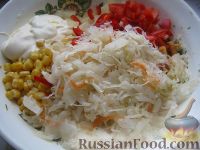Фото приготовления рецепта: Капустный салат с чесноком - шаг №9