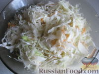 Фото приготовления рецепта: Капустный салат с чесноком - шаг №2