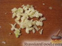 Фото приготовления рецепта: Капустный салат с чесноком - шаг №8