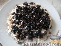 Фото приготовления рецепта: Салат слоеный с черносливом «Увертюра» - шаг №8
