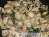 Фото приготовления рецепта: Солянка из капусты с грибами - шаг №6