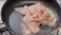 Фото приготовления рецепта: Сливочная подлива с курицей и грибами - шаг №2