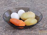 Фото приготовления рецепта: Слоеный овощной салат с плавленым сыром и яйцом - шаг №2
