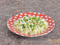 Фото приготовления рецепта: Слоеный овощной салат с плавленым сыром и яйцом - шаг №4