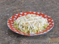 Фото приготовления рецепта: Слоеный овощной салат с плавленым сыром и яйцом - шаг №5