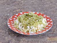 Фото приготовления рецепта: Слоеный овощной салат с плавленым сыром и яйцом - шаг №6