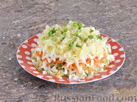 Фото приготовления рецепта: Слоеный овощной салат с плавленым сыром и яйцом - шаг №9