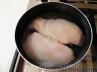 Фото приготовления рецепта: Салат с курицей и фасолью - шаг №2