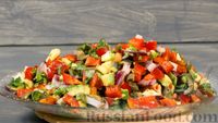 Фото к рецепту: Овощной салат с авокадо и оливками
