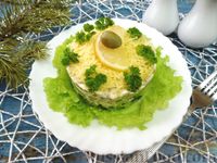 Фото к рецепту: Слоёный салат с авокадо и оливками