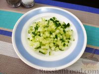 Фото приготовления рецепта: Слоёный салат с авокадо и оливками - шаг №2