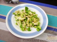 Фото приготовления рецепта: Слоёный салат с авокадо и оливками - шаг №3
