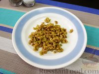 Фото приготовления рецепта: Слоёный салат с авокадо и оливками - шаг №4