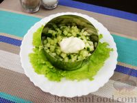 Фото приготовления рецепта: Слоёный салат с авокадо и оливками - шаг №6