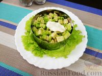 Фото приготовления рецепта: Слоёный салат с авокадо и оливками - шаг №7