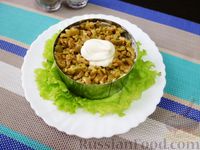 Фото приготовления рецепта: Слоёный салат с авокадо и оливками - шаг №8