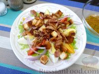Фото приготовления рецепта: Салат с сухариками и беконом - шаг №12