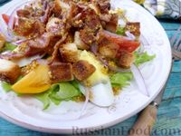 Фото приготовления рецепта: Салат с сухариками и беконом - шаг №13