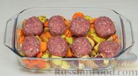Фото приготовления рецепта: Мясные котлеты, запечённые в духовке с овощами - шаг №11