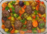 Фото приготовления рецепта: Мясные котлеты, запечённые в духовке с овощами - шаг №15