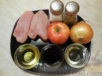 Фото приготовления рецепта: Тушеная индейка с яблоками и луком - шаг №1