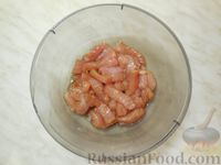 Фото приготовления рецепта: Тушеная индейка с яблоками и луком - шаг №4