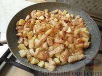 Фото приготовления рецепта: Тушеная индейка с яблоками и луком - шаг №9