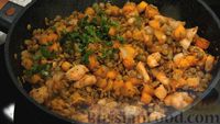 Фото приготовления рецепта: Чечевица с курицей и овощами, в индийском стиле - шаг №13
