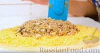 Фото приготовления рецепта: Праздничный пирог "Подсолнух" с курицей, грибами и сыром - шаг №12
