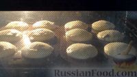 Фото приготовления рецепта: Творожные кексы с изюмом - шаг №8