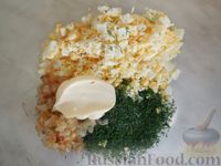 Фото приготовления рецепта: Закусочные бутерброды с  яйцами и солёными огурцами - шаг №11