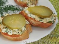 Фото приготовления рецепта: Закусочные бутерброды с  яйцами и солёными огурцами - шаг №13