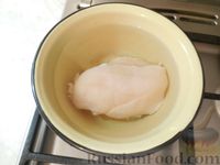 Фото приготовления рецепта: Слоёный салат с куриным филе, грибами и помидорами - шаг №2