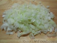 Фото приготовления рецепта: Слоёный салат с куриным филе, грибами и помидорами - шаг №4