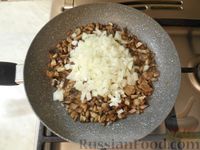 Фото приготовления рецепта: Слоёный салат с куриным филе, грибами и помидорами - шаг №6