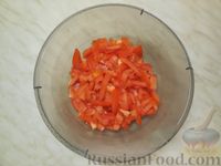 Фото приготовления рецепта: Слоёный салат с куриным филе, грибами и помидорами - шаг №7