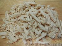 Фото приготовления рецепта: Слоёный салат с куриным филе, грибами и помидорами - шаг №9