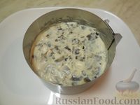 Фото приготовления рецепта: Слоёный салат с куриным филе, грибами и помидорами - шаг №13