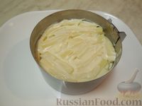 Фото приготовления рецепта: Слоёный салат с куриным филе, грибами и помидорами - шаг №14