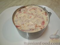 Фото приготовления рецепта: Слоёный салат с куриным филе, грибами и помидорами - шаг №15
