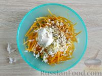 Фото приготовления рецепта: Салат из тыквы с яйцом и чесноком - шаг №4